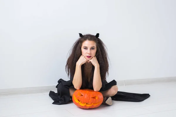 Concept Halloween - Joyeux sorcier avec citrouille Jack-o-lanterne — Photo