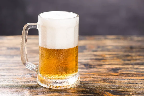 Yiyecek ve içecek konsepti - kopya alanı ile ahşap arka plan cam bira