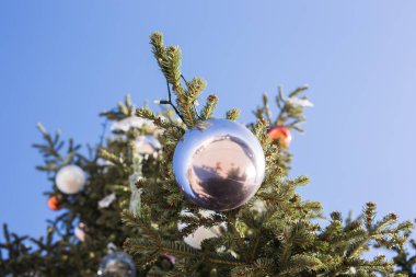 Tatil ve dekorasyon konsepti - açık dallarında topa Noel