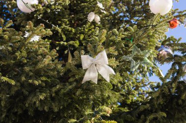 Tatil ve dekorasyon konsepti - açık dallarında topa Noel