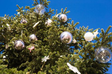 Tatil ve dekorasyon konsepti - açık dallarında topa Noel