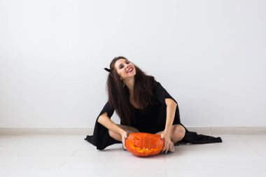 Cadılar Bayramı kavramı - kabak Jack-o-lantern ile mutlu cadı