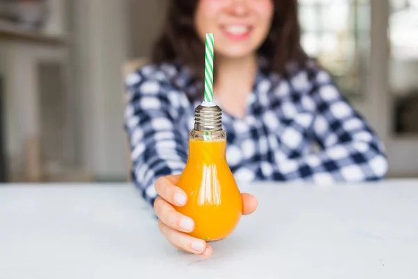 Concepto de desintoxicación, dieta y estilo de vida saludable: la mujer muestra jugo de naranja —  Fotos de Stock