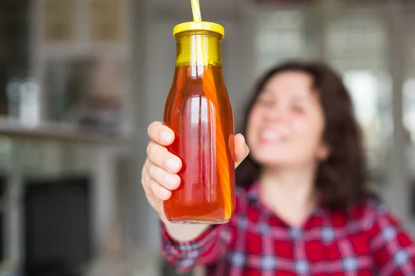 女性は、新鮮なジュースの瓶を保持しています。 — ストック写真