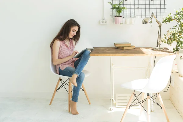 Teknolojileri, iletişim, insanlar kavramı - öğrenci kız sandalyede oturuyor ve dijital tablet kullanma veya net sörf — Stok fotoğraf