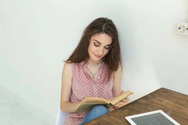 Persone, libri e concetto di educazione - ritratto di studentessa felice seduta con un libro — Foto Stock