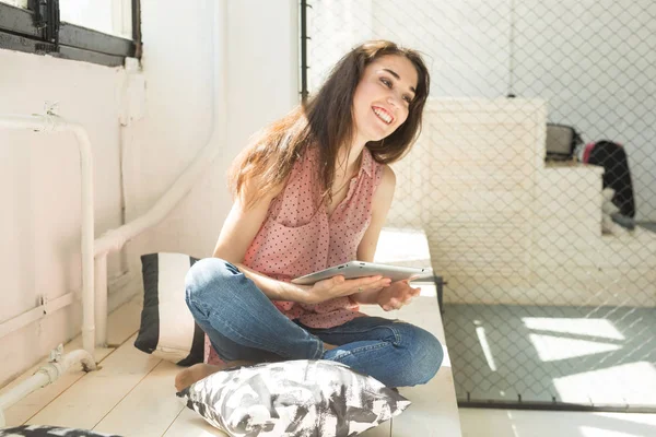 İnsanlar, teknoloji ve internet kavramı - genç kadın evde dijital tablet kullanma