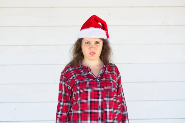 Noel, insanlar, duygular kavramı - memnun kızgın Noel Baba Noel şapka — Stok fotoğraf