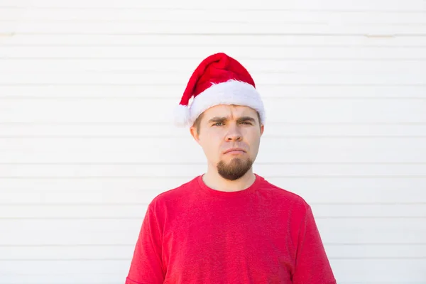 Navidad, la gente, el concepto de emociones - Santa enojado en el sombrero de Navidad — Foto de Stock