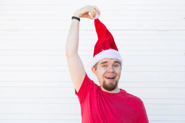 Feestdagen, kerst en kleding concept - verrast grappige knappe man in KERSTMUTS poseren op witte achtergrond — Stockfoto