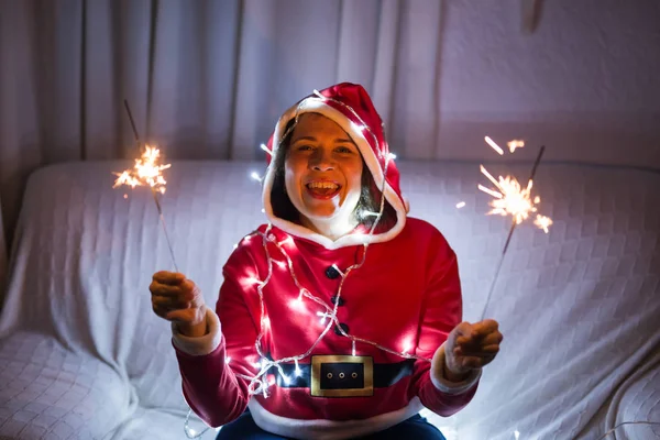 Noël, vacances et concept de personnes - jeune femme heureuse riant en costume de Noël avec des lumières sur le fond blanc — Photo