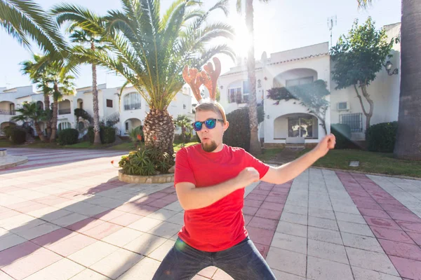 Tatil ve insanlar kavramı - Noel şapka açık havada dans komik adam