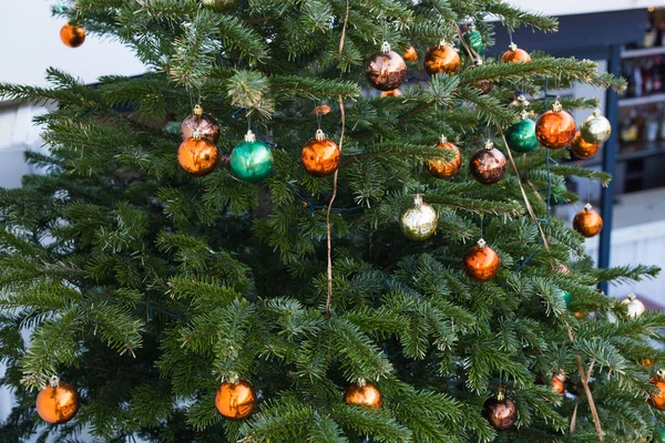 Bela árvore de Natal decorada colorida. Fundo de férias — Fotografia de Stock