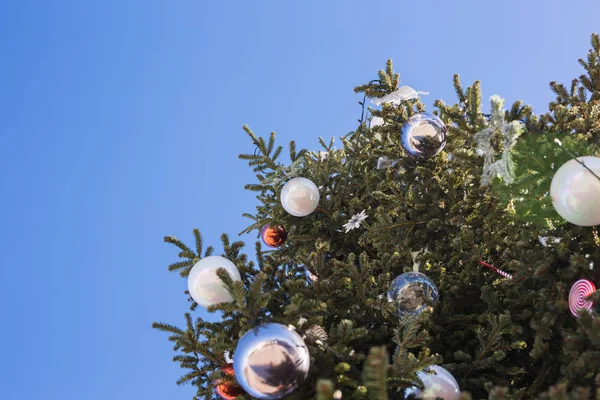 Tatil ve dekorasyon konsepti - açık dallarında topa Noel