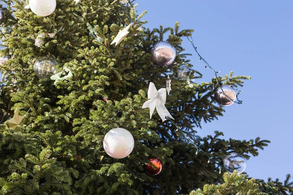 Tatil ve dekorasyon konsepti - açık dallarında topa Noel