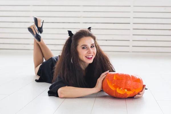 Halloween et vacances concept - Femme sorcière avec Jack OLantern citrouille — Photo