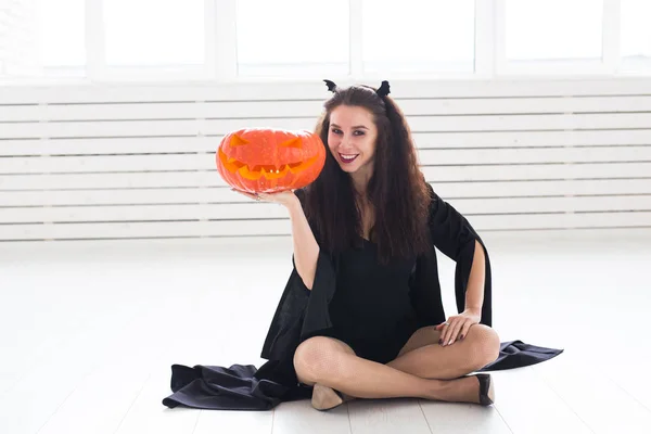 Halloween et vacances concept - Femme sorcière avec Jack OLantern citrouille — Photo