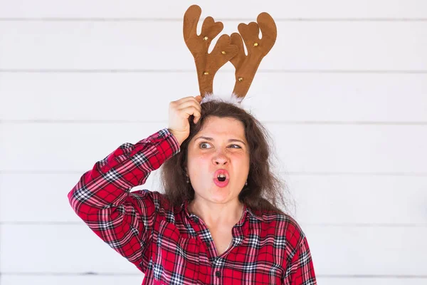 Noel, tatil ve insanlar kavramı - geyik boynuzları ile bir kadının kafası. Kadın başını çizikler — Stok fotoğraf
