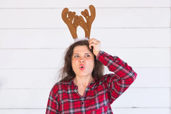 Noel, tatil ve insanlar kavramı - geyik boynuzları ile bir kadının kafası. Kadın başını çizikler — Stok fotoğraf