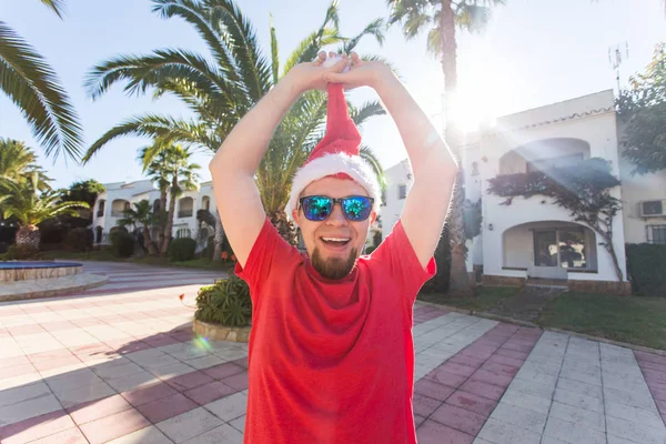 Bayram, yılbaşı ve insanlar kavramı - santa şapka sürpriz komik yakışıklı adam