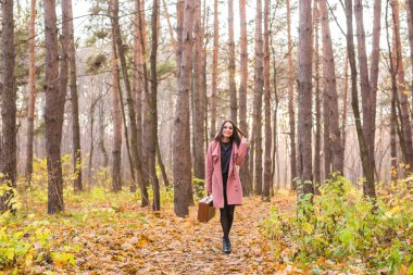 Sonbahar, mevsim ve insanlar kavramı - sonbahar parkta yürüyen genç kadın