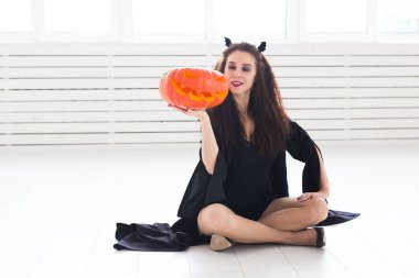 Cadılar Bayramı kavramı - kabak Jack-o-lantern ile mutlu cadı