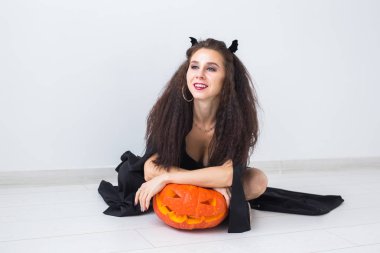 Cadılar Bayramı ve tatil kavramı - cadı kadın Jack Olantern kabak ile