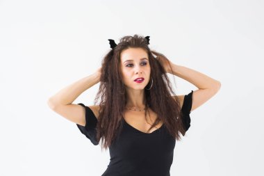 Cadılar Bayramı kavramı - mutlu cadı beyaz arka plan üzerinde poz