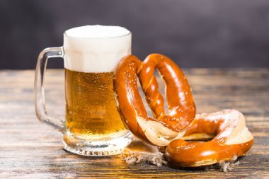 Yiyecek ve içecek konsepti - bira bardağı Alman kraker ile