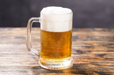 Alkol, sıvı, gıda kavramı - bira bir masada bir fincan