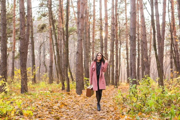 Otoño, estación y concepto de personas - mujer joven caminando en el parque en otoño —  Fotos de Stock