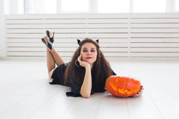 Concept Halloween - Joyeux sorcier avec citrouille Jack-o-lanterne — Photo