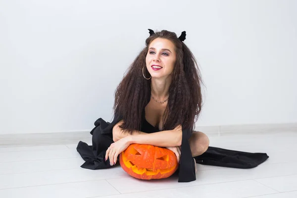 Halloween en feestdagen concept - heks vrouw met Jack Olantern pompoen — Stockfoto