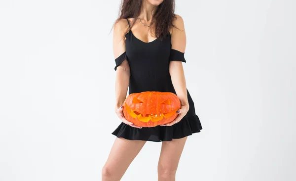 Conceito de Halloween e feriados - Close-up de mulher bruxa com abóbora Jack OLantern — Fotografia de Stock