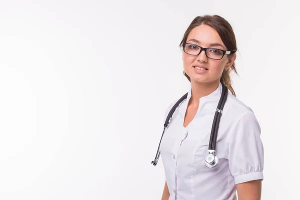 Phonendoscope 복사 공간 흰색 배경에 흰색 코트에 아름 다운 젊은 여성 의사의 의료 개념. — 스톡 사진