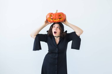 Cadılar Bayramı ve maskeli balo kavramı - kabak Jack-o-lantern olan güzel kadın.