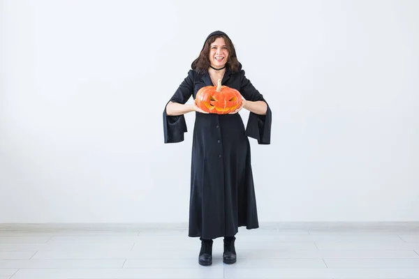 Halloween und Maskerade Konzept - schöne junge Frau mit Kürbis Jack-o-Laterne. — Stockfoto