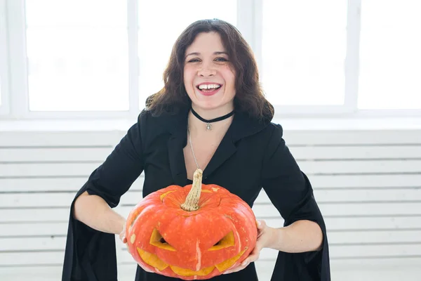 Halloween et vacances concept - Femme sorcière avec Jack OLantern citrouille — Photo