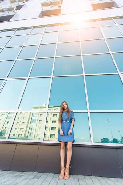 패션 거리에 아름 다운 모델의 도시의 초상화. 젊은 여자는 도시에 파란색 드레스를 입고 슬림 — 스톡 사진