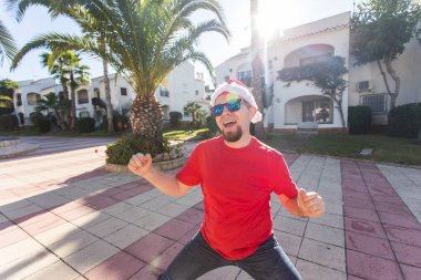 Tatil ve insanlar kavramı - Noel şapka açık havada dans komik adam