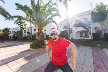 Santa Claus şapka içinde açık dans genç adam.