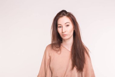 Genç Asyalı güzel kadın yakın portre beyaz arka plan üzerinde yukarı