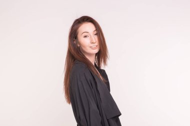 Kopya alanı ile beyaz arka planda siyah montlu Genç Asyalı kadın