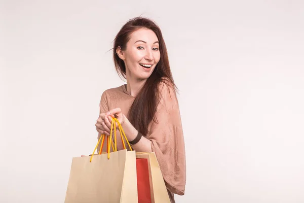 Retrato de hermosa joven mujer asiática con coloridas bolsas de compras sobre fondo blanco con espacio de copia — Foto de Stock