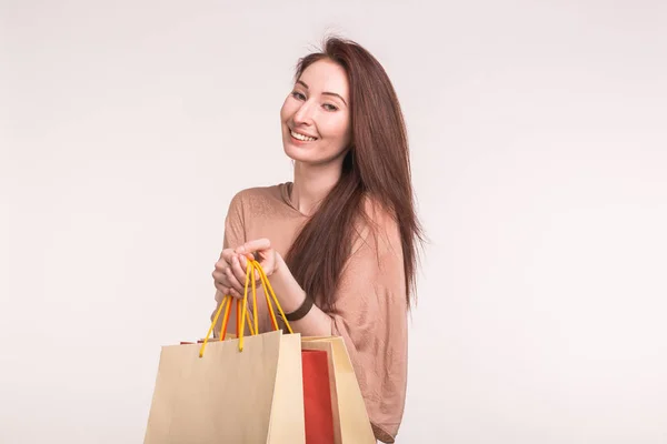 Conceito de moda, compras e pessoas - mulher morena feliz com sacos de papel após fazer compras — Fotografia de Stock