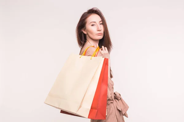 Portré, fiatal súlyos ázsiai nő a bevásárló szatyrok-fehér háttér — Stock Fotó