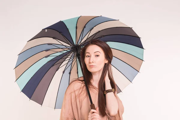 흰색 바탕에 다채로운 우산 아래 젊은 아시아 여자 — 스톡 사진
