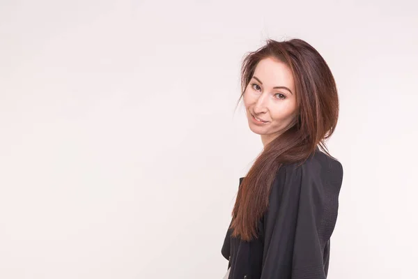 Junge Asiatische Frau Schwarzem Mantel Auf Weißem Hintergrund Mit Kopierraum — Stockfoto