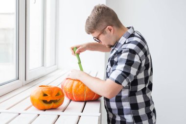 Halloween kabak kesim işlemi. Yakışıklı adam Jack-o-lantern yapma.