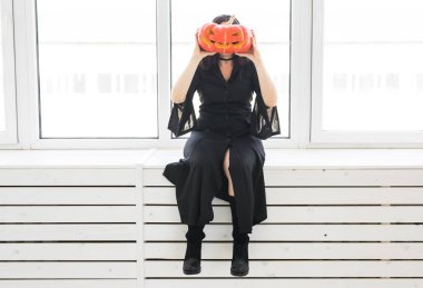 Cadılar Bayramı kavramı - ışık arka plan üzerinde Jack-o-fener kabak ile mutlu cadı.